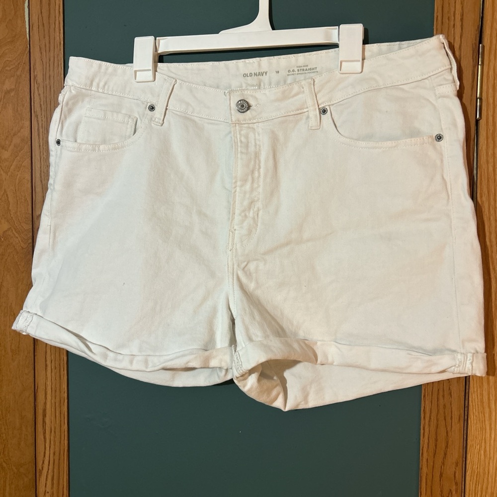 High rise white denim shorts 🤍
